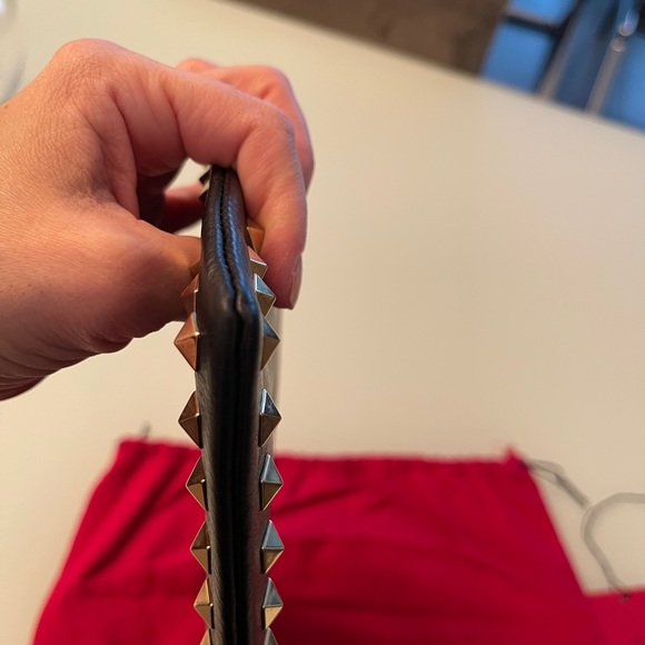 SOLD ❌Valentino Rockstud clutch w. gold hardware - Large - Picture 7 of 10